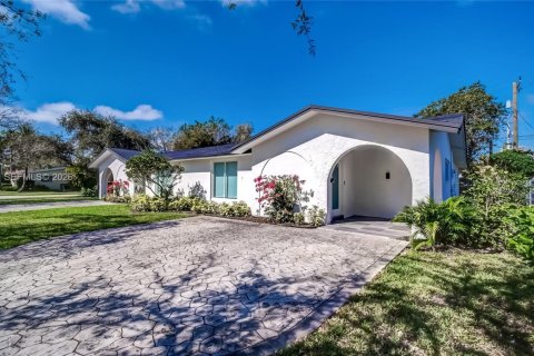 House in Pinecrest, Florida 3 bedrooms, 152.45 sq.m. № 2035950 - photo 3