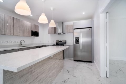 House in Pinecrest, Florida 3 bedrooms, 152.45 sq.m. № 2035950 - photo 8