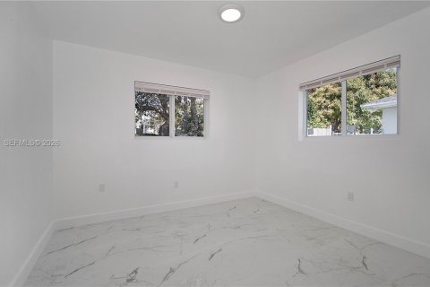 House in Pinecrest, Florida 3 bedrooms, 152.45 sq.m. № 2035950 - photo 21