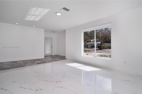 House in Pinecrest, Florida 3 bedrooms, 152.45 sq.m. № 2035950 - photo 12