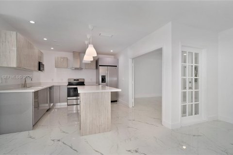 House in Pinecrest, Florida 3 bedrooms, 152.45 sq.m. № 2035950 - photo 5