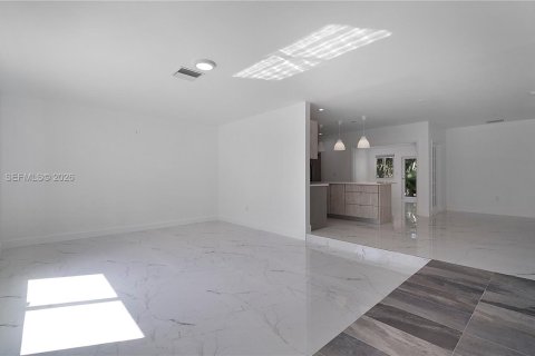 House in Pinecrest, Florida 3 bedrooms, 152.45 sq.m. № 2035950 - photo 11