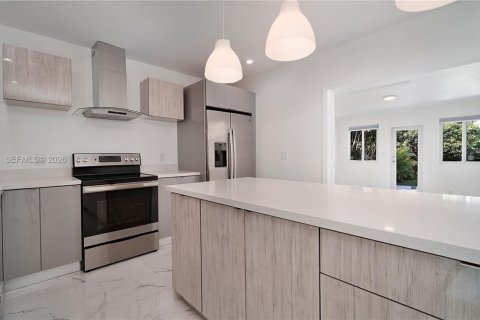 House in Pinecrest, Florida 3 bedrooms, 152.45 sq.m. № 2035950 - photo 9