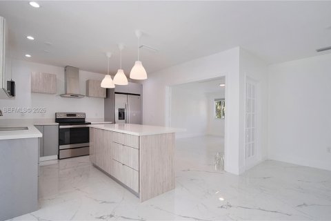 House in Pinecrest, Florida 3 bedrooms, 152.45 sq.m. № 2035950 - photo 6