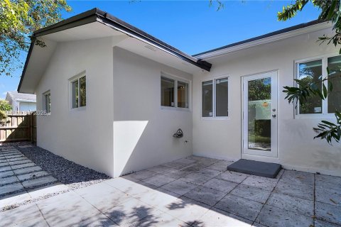 House in Pinecrest, Florida 3 bedrooms, 152.45 sq.m. № 2035950 - photo 26