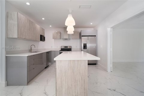 House in Pinecrest, Florida 3 bedrooms, 152.45 sq.m. № 2035950 - photo 7