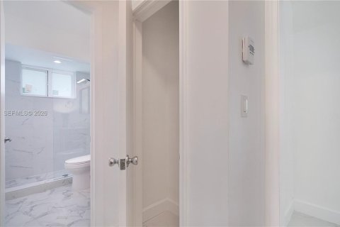 House in Pinecrest, Florida 3 bedrooms, 152.45 sq.m. № 2035950 - photo 25