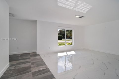 House in Pinecrest, Florida 3 bedrooms, 152.45 sq.m. № 2035950 - photo 10