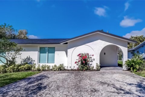 House in Pinecrest, Florida 3 bedrooms, 152.45 sq.m. № 2035950 - photo 2