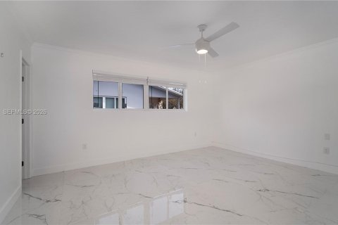 House in Pinecrest, Florida 3 bedrooms, 152.45 sq.m. № 2035950 - photo 15