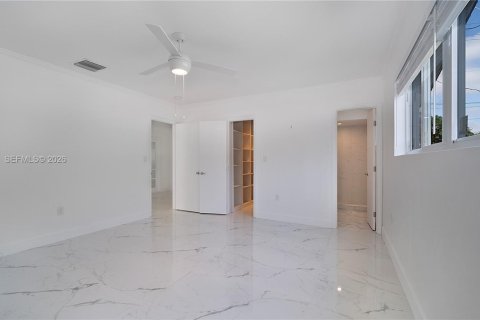 House in Pinecrest, Florida 3 bedrooms, 152.45 sq.m. № 2035950 - photo 16