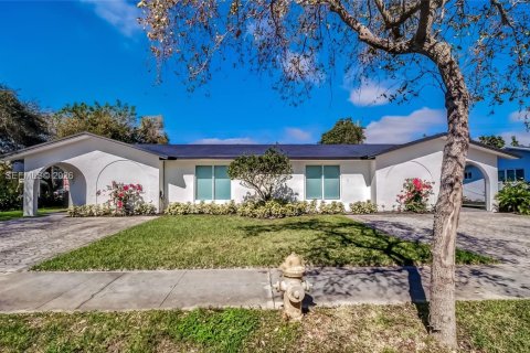 House in Pinecrest, Florida 3 bedrooms, 152.45 sq.m. № 2035950