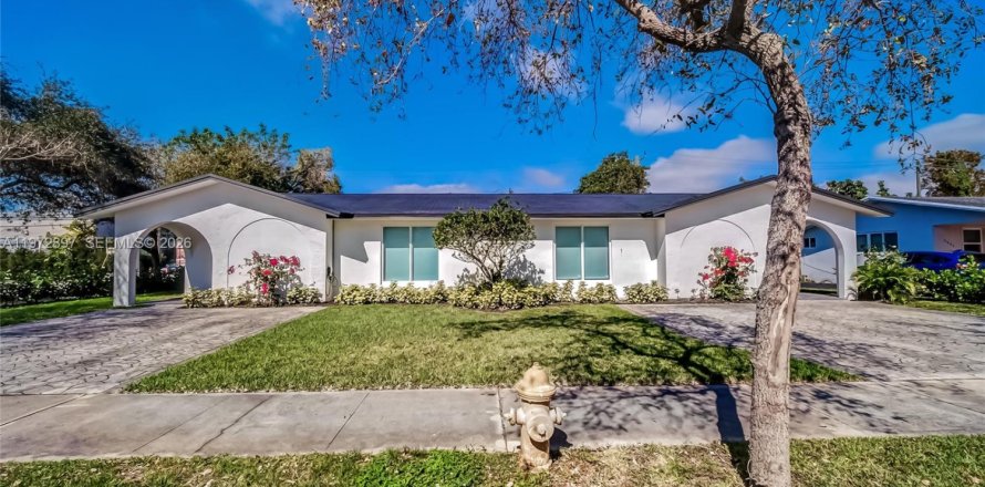 House in Pinecrest, Florida 3 bedrooms, 152.45 sq.m. № 2035950