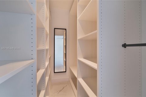 House in Pinecrest, Florida 3 bedrooms, 152.45 sq.m. № 2035950 - photo 17