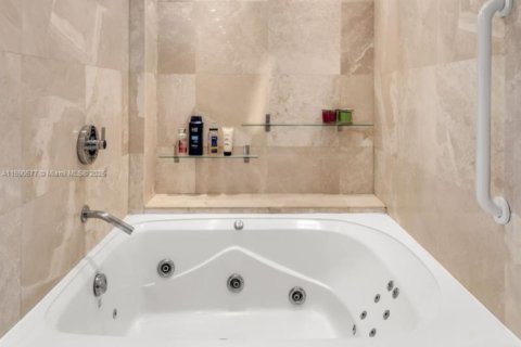 Condo in Key Biscayne, Florida, 2 bedrooms  № 1860584 - photo 11