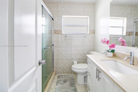 House in Pembroke Pines, Florida 4 bedrooms, 159.23 sq.m. № 1922932 - photo 5