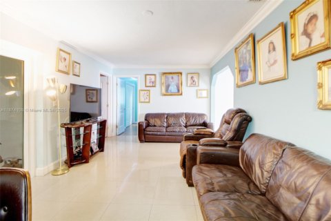 House in Pembroke Pines, Florida 4 bedrooms, 159.23 sq.m. № 1922932 - photo 14