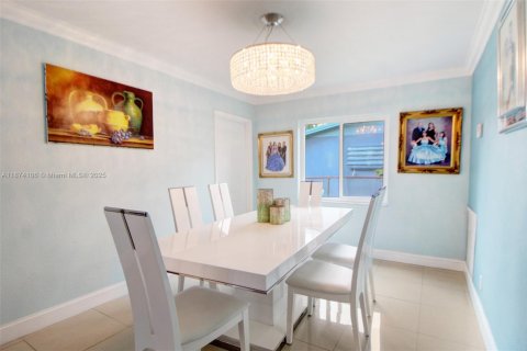 House in Pembroke Pines, Florida 4 bedrooms, 159.23 sq.m. № 1922932 - photo 3