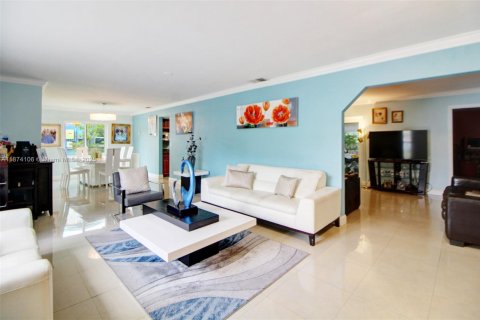 House in Pembroke Pines, Florida 4 bedrooms, 159.23 sq.m. № 1922932 - photo 10