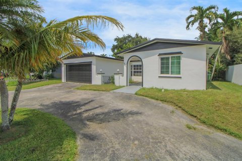 House in Pembroke Pines, Florida 4 bedrooms, 159.23 sq.m. № 1922932 - photo 1