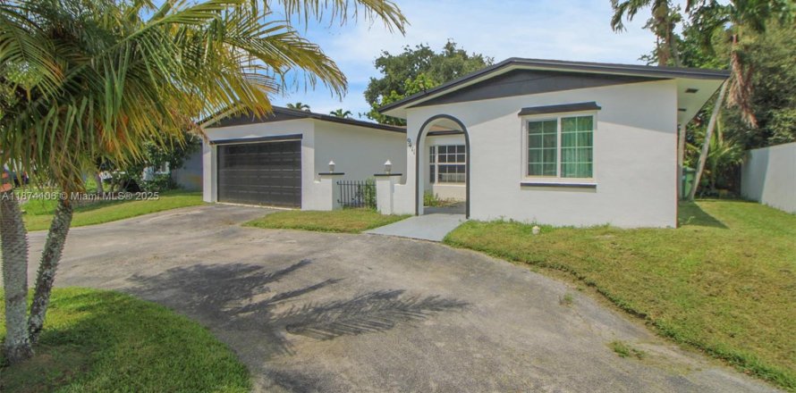 House in Pembroke Pines, Florida 4 bedrooms, 159.23 sq.m. № 1922932