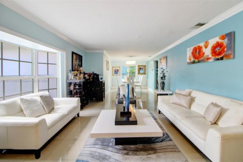 House in Pembroke Pines, Florida 4 bedrooms, 159.23 sq.m. № 1922932 - photo 11