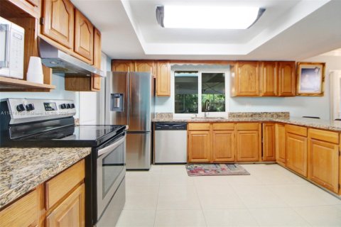 House in Pembroke Pines, Florida 4 bedrooms, 159.23 sq.m. № 1922932 - photo 4