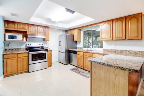 House in Pembroke Pines, Florida 4 bedrooms, 159.23 sq.m. № 1922932 - photo 12
