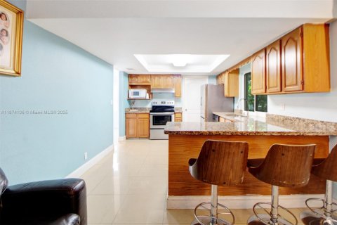House in Pembroke Pines, Florida 4 bedrooms, 159.23 sq.m. № 1922932 - photo 13