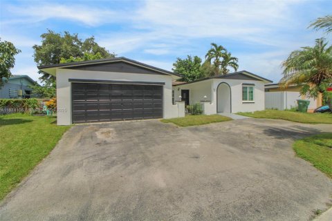 House in Pembroke Pines, Florida 4 bedrooms, 159.23 sq.m. № 1922932 - photo 7
