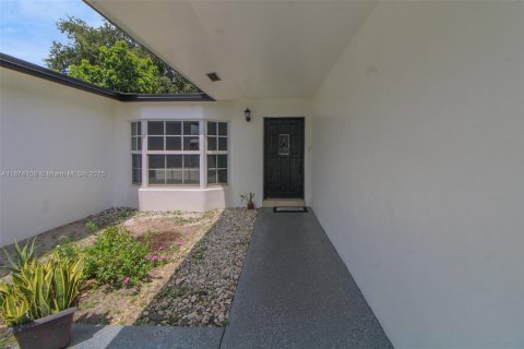 House in Pembroke Pines, Florida 4 bedrooms, 159.23 sq.m. № 1922932 - photo 9