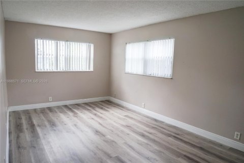 Villa ou maison à louer à Coral Springs, Floride: 2 chambres, 79.9 m2 № 2091304 - photo 2