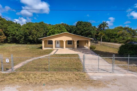 House in Miami, Florida 2 bedrooms, 121.24 sq.m. № 2041044 - photo 2