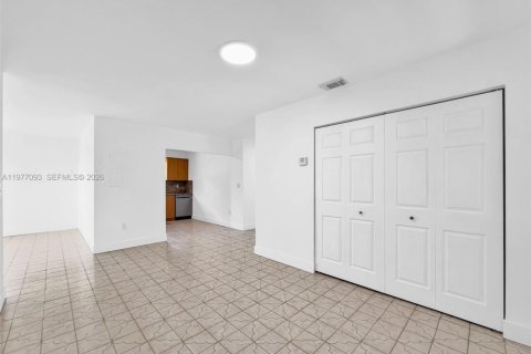 House in Miami, Florida 2 bedrooms, 121.24 sq.m. № 2041044 - photo 10