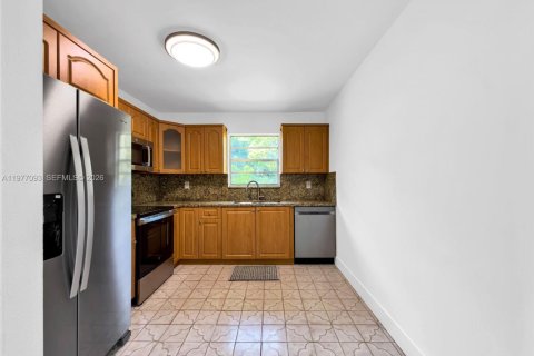 House in Miami, Florida 2 bedrooms, 121.24 sq.m. № 2041044 - photo 11