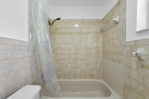 House in Miami, Florida 2 bedrooms, 121.24 sq.m. № 2041044 - photo 30