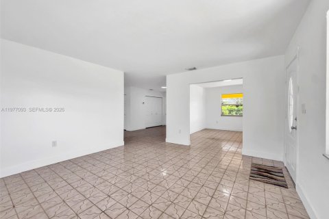 House in Miami, Florida 2 bedrooms, 121.24 sq.m. № 2041044 - photo 5