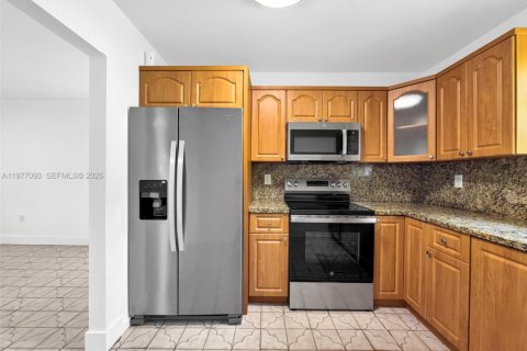 House in Miami, Florida 2 bedrooms, 121.24 sq.m. № 2041044 - photo 12