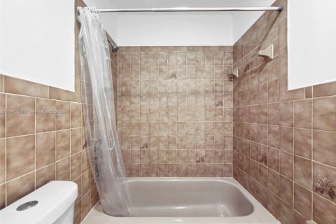 House in Miami, Florida 2 bedrooms, 121.24 sq.m. № 2041044 - photo 21