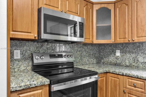 House in Miami, Florida 2 bedrooms, 121.24 sq.m. № 2041044 - photo 13