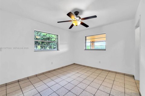 House in Miami, Florida 2 bedrooms, 121.24 sq.m. № 2041044 - photo 23