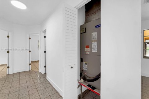 House in Miami, Florida 2 bedrooms, 121.24 sq.m. № 2041044 - photo 17