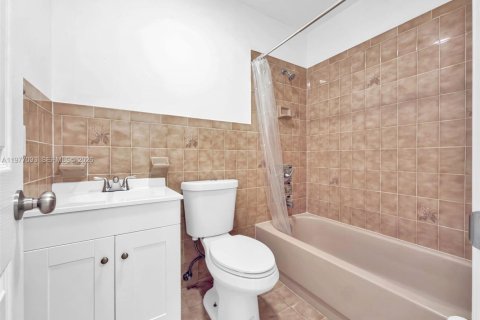 House in Miami, Florida 2 bedrooms, 121.24 sq.m. № 2041044 - photo 20