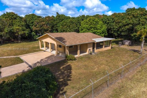 House in Miami, Florida 2 bedrooms, 121.24 sq.m. № 2041044 - photo 3