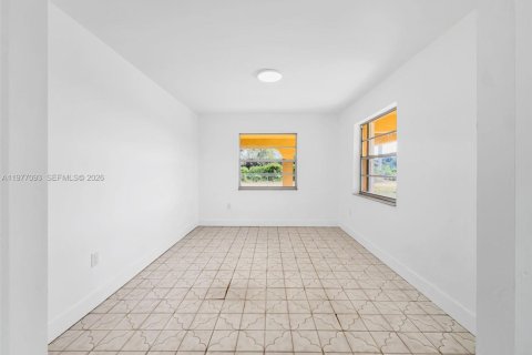 House in Miami, Florida 2 bedrooms, 121.24 sq.m. № 2041044 - photo 6