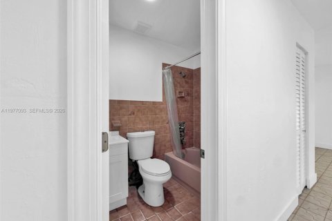 House in Miami, Florida 2 bedrooms, 121.24 sq.m. № 2041044 - photo 19