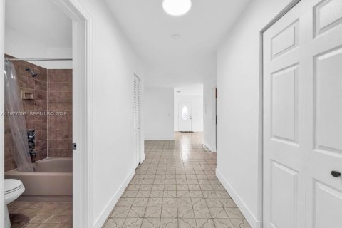 House in Miami, Florida 2 bedrooms, 121.24 sq.m. № 2041044 - photo 22