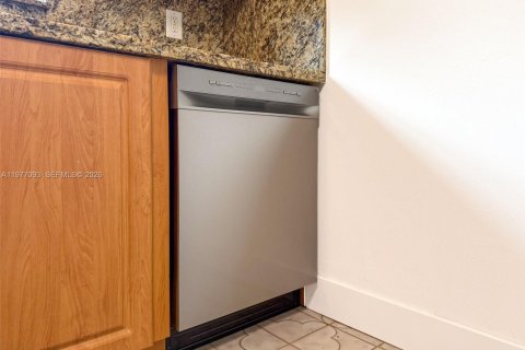 House in Miami, Florida 2 bedrooms, 121.24 sq.m. № 2041044 - photo 15