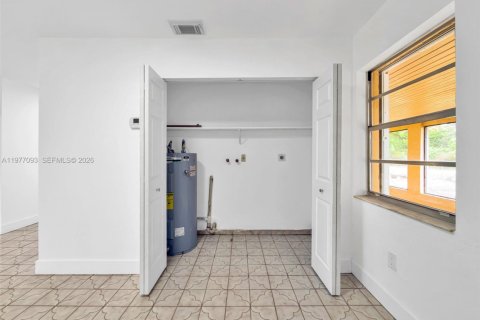 House in Miami, Florida 2 bedrooms, 121.24 sq.m. № 2041044 - photo 9