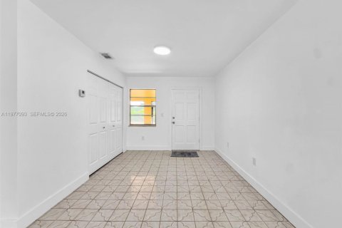 House in Miami, Florida 2 bedrooms, 121.24 sq.m. № 2041044 - photo 8